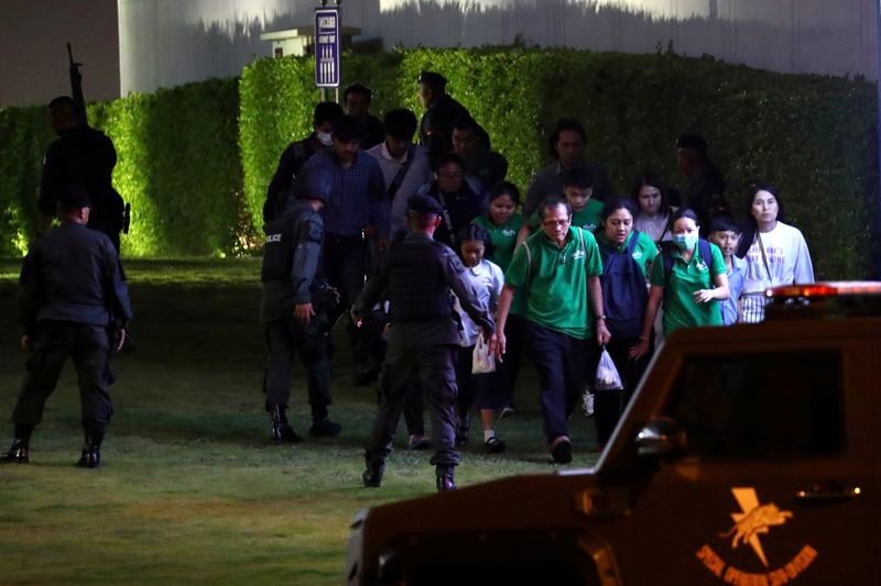 © Reuters. Thailand security forces evacuated people from a shopping mall as they chase a shooter hidden in after a mass shooting in front of the Terminal 21, in Nakhon Ratchasima, Thailand