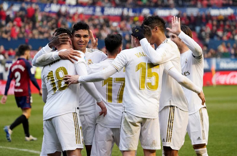 © Reuters. ريال يفترس أوساسونا ويحقق فوزه الخامس على التوالي بالدوري الإسباني