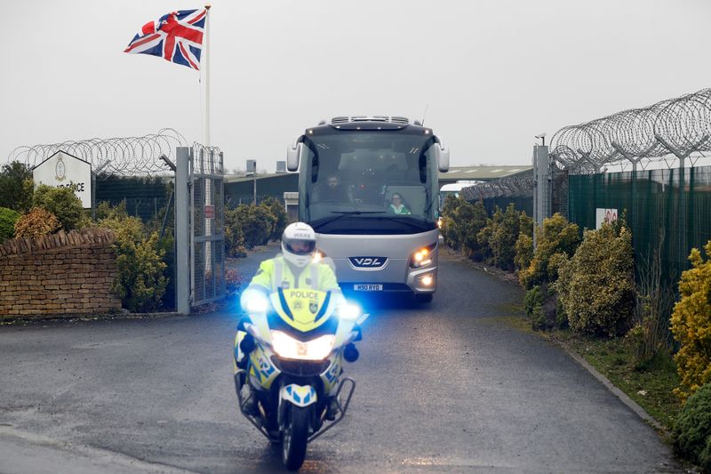 © Reuters. Un autobús transporta a los pasajeros, que llegaron a Reino Unido desde China, desde la RAF Brize Norton cerca de Oxford, Reino Unido