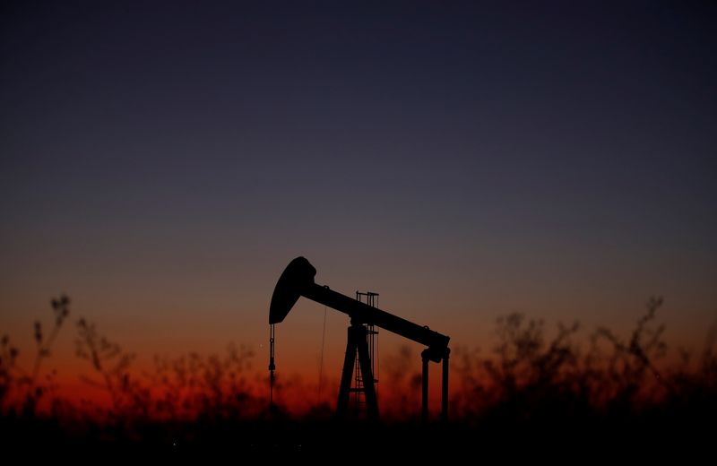 © Reuters. An oil pump is seen just after sunset outside Saint-Fiacre