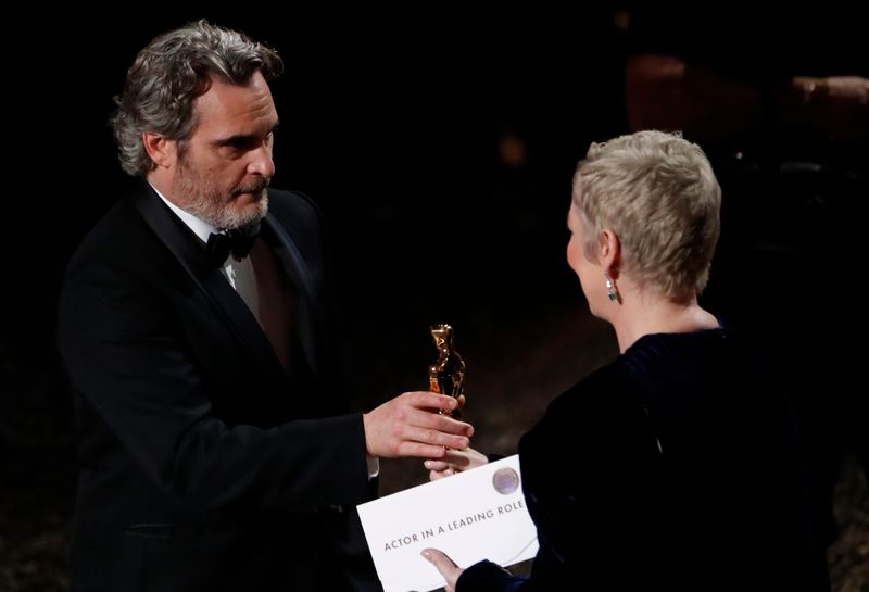 Картинки по запросу "Joaquin Phoenix wins best actor Oscar for Joker"