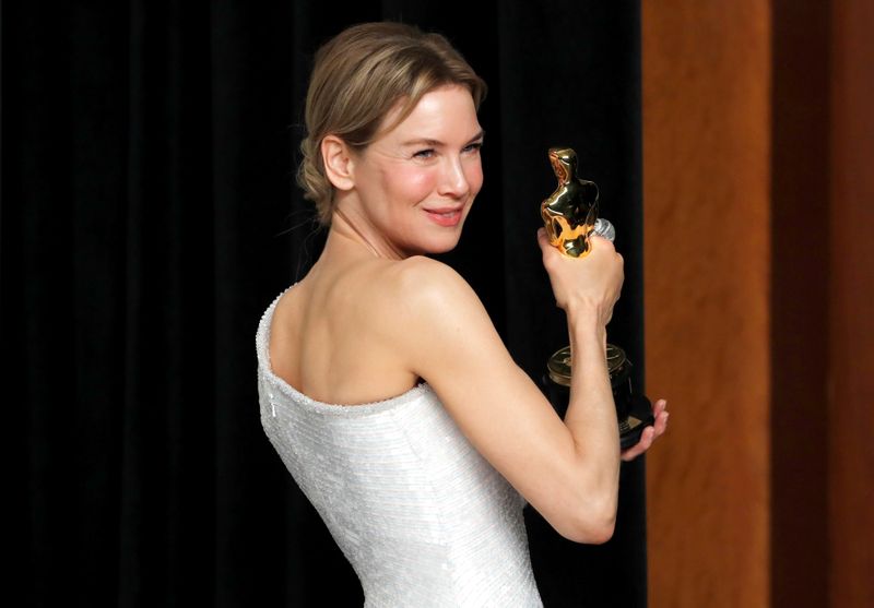 © Reuters. رينيه زيلويجر تفوز بجائزة أوسكار أفضل ممثلة عن فيلم "جودي"