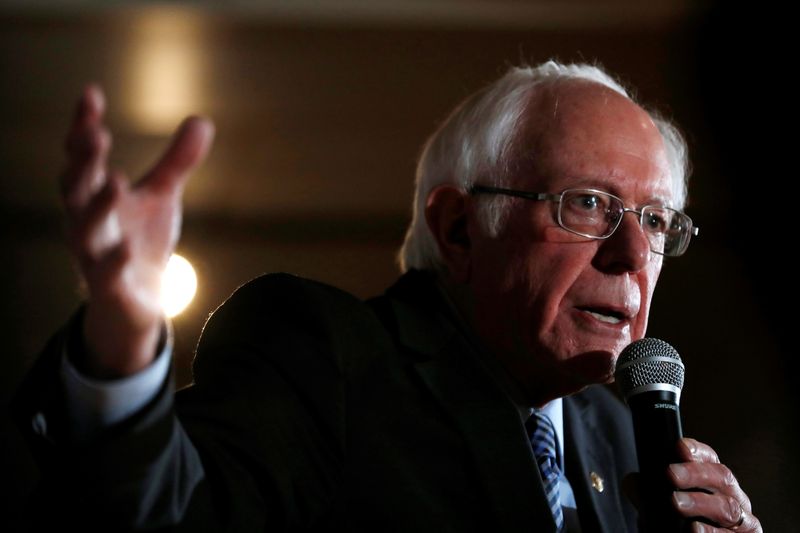 © Reuters. Democratic U.S. presidential candidate Senator Bernie Sanders speaks to supporters at a campaign stop in Plymouth