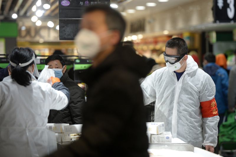 © Reuters. Customers wearing face masks shop inside a supermarket following an outbreak of the novel coronavirus in Wuhan