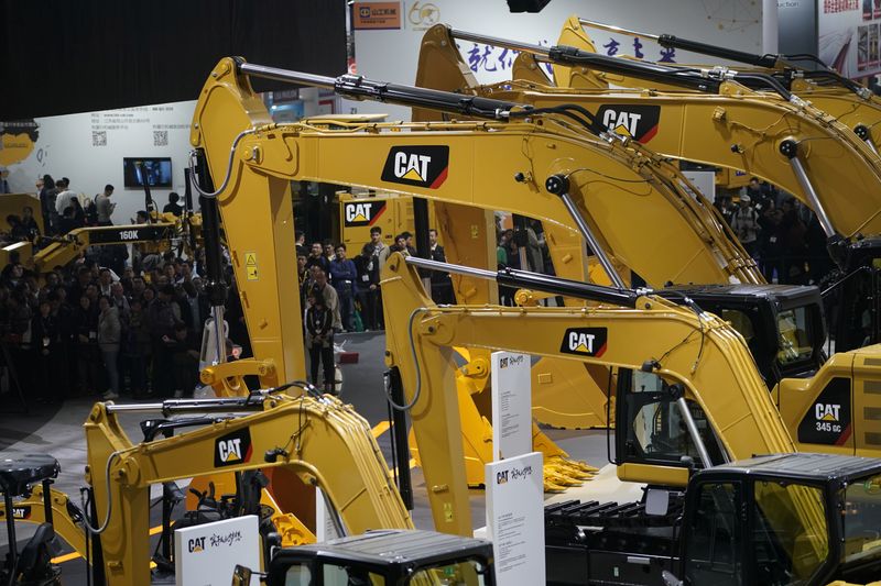 © Reuters. People visit heavy machinery of Caterpillar at Bauma China in Shanghai