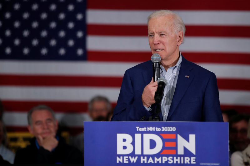 © Reuters. El precandidato presidencial demócrata y ex vicepresidente de EEUU Joe Biden durante un evento de campaña en Gilford, New Hampshire.