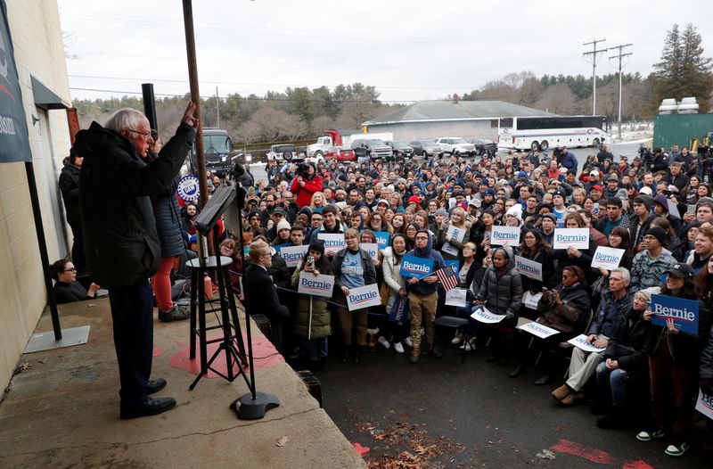 © Reuters. Democratic U.S. presidential candidate Senator Bernie Sanders speaks to volunteers and supporters in Hudson