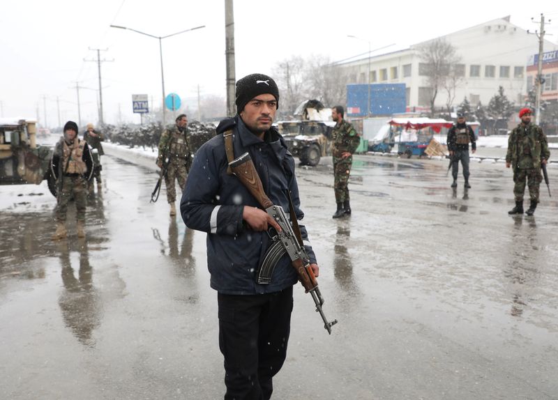 © Reuters. مقتل 5 في تفجير انتحاري بالعاصمة الأفغانية كابول