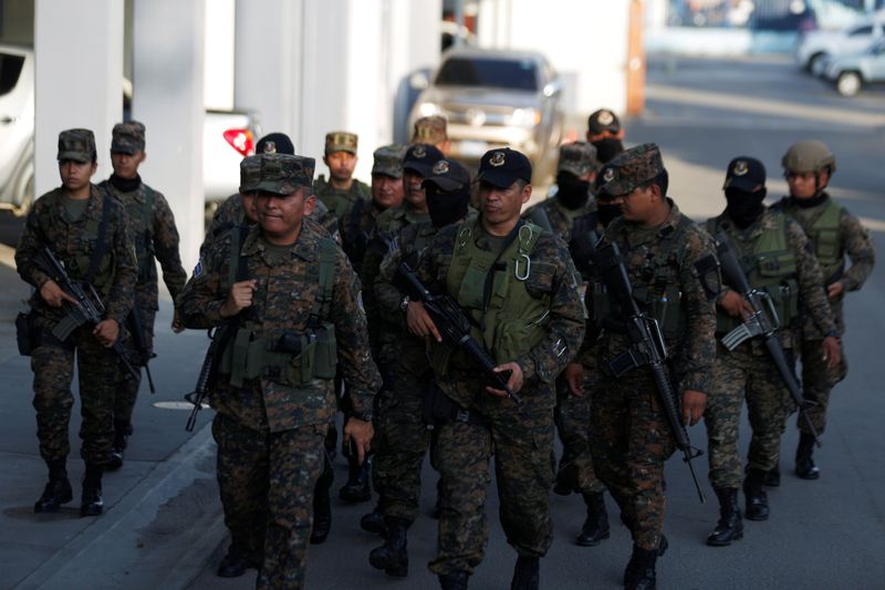 Los principales partidos salvadoreños califican como &quot;golpe de Estado&quot; la ocupación armada del Congreso