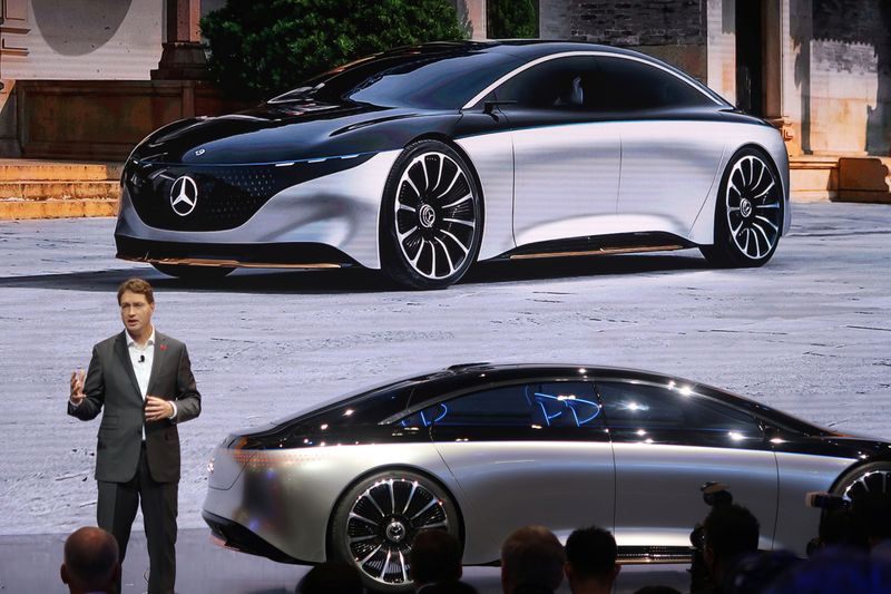 © Reuters. Ola Kaellenius, Chairman of the Board of Management of Daimler AG, speaks at a media event during the Guangzhou auto show in Guangzhou