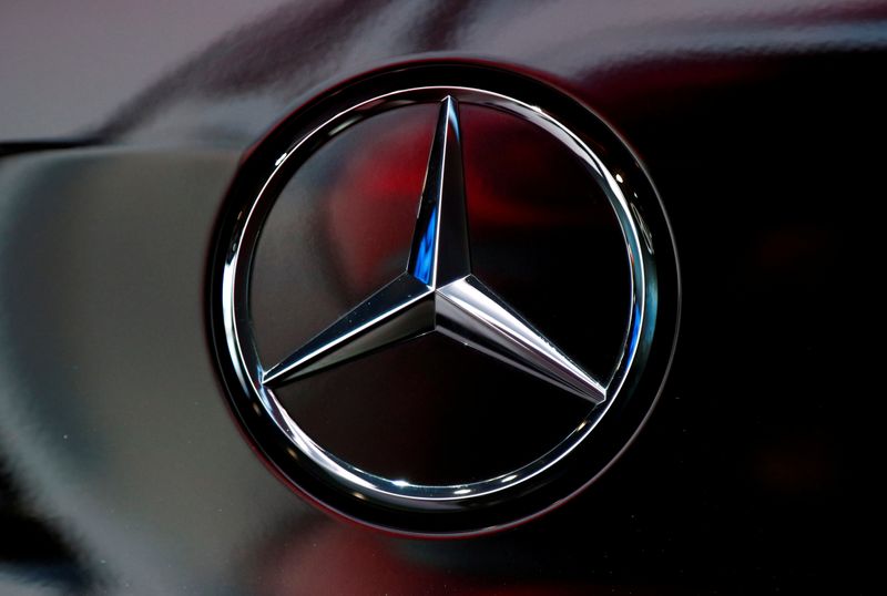 © Reuters. FILE PHOTO: The logo of German car manufacturer Mercedes-Benz is seen at Brussels Motor Show