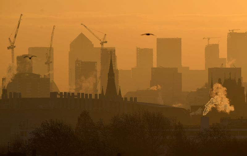 © Reuters. FILE PHOTO: Skyscrapers and buildings are seen at dawn looking across central London towards the Canary Wharf district, London