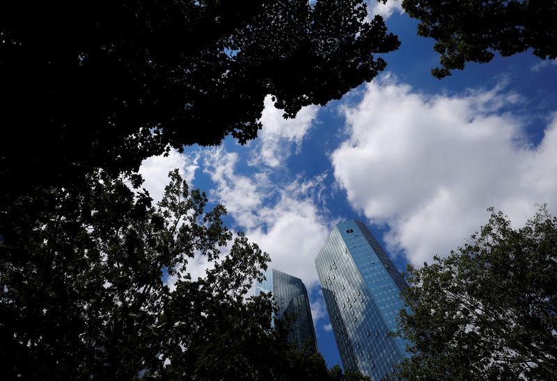© Reuters. FILE PHOTO: The headquarters of Germany's Deutsche Bank are photographed in Frankfurt