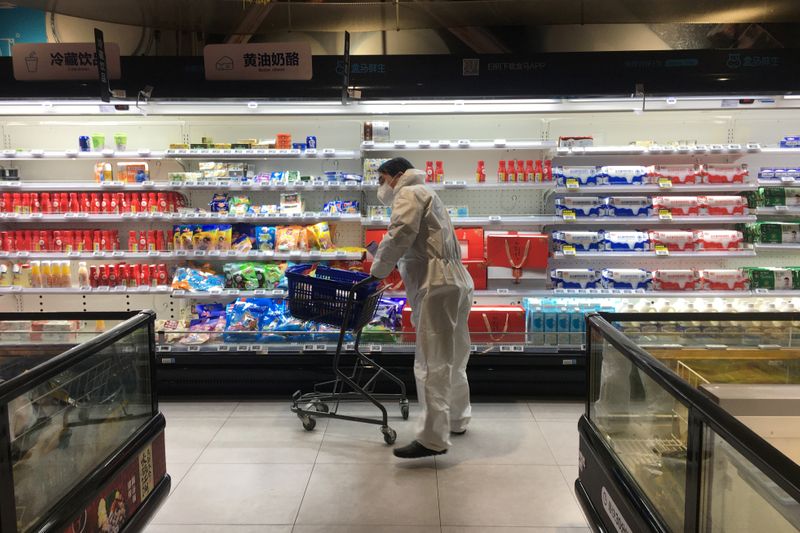 © Reuters. Customer pushes a cart while shopping inside a supermarket of Alibaba's Hema Fresh chain, following an outbreak of the novel coronavirus in Wuhan