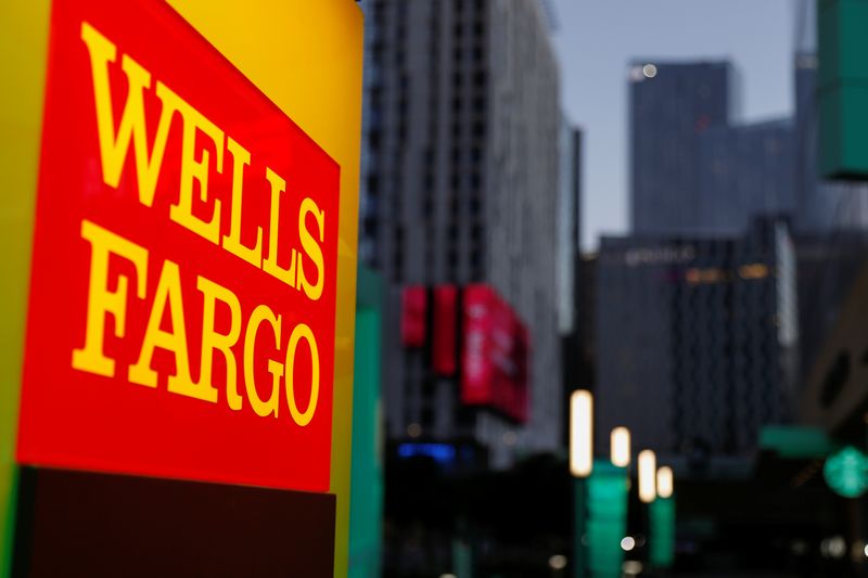 © Reuters. A Wells Fargo ATM machine is shown in Los Angeles, California