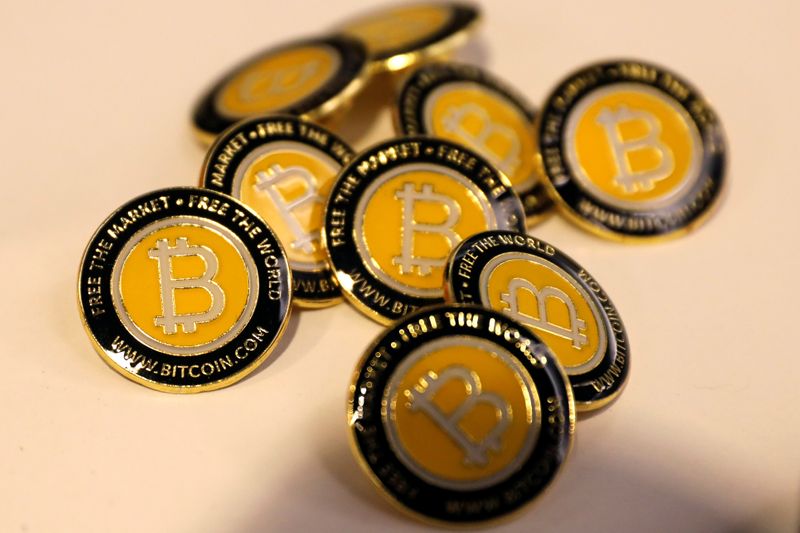 © Reuters. Bitcoin.com buttons are seen displayed on the floor of the Consensus 2018 blockchain technology conference in New York City