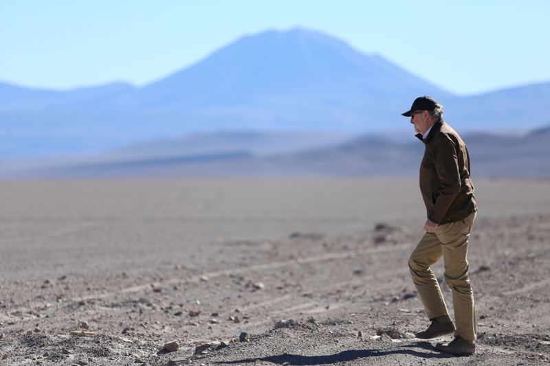 © Reuters. FILE PHOTO: Chile's Minister of Mining Baldo Prokurica walks on Pedernales Salt Flat in the Atacama Desert
