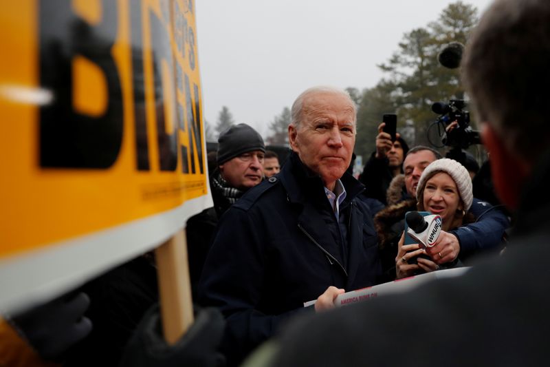 © Reuters. Democratic 2020 U.S. presidential candidate and former Vice President Joe Biden visits a polling station on the day of New Hampshire's first-in-the-nation primary in Manchester, New Hampshire U.S.