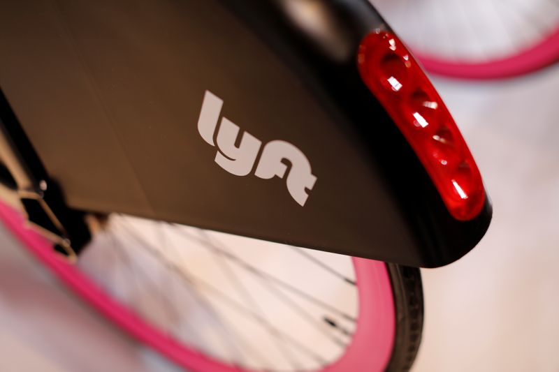 © Reuters. FILE PHOTO: A Lyft bicycle is shown at the Lyft listing on the Nasdaq during an IPO event in Los Angeles