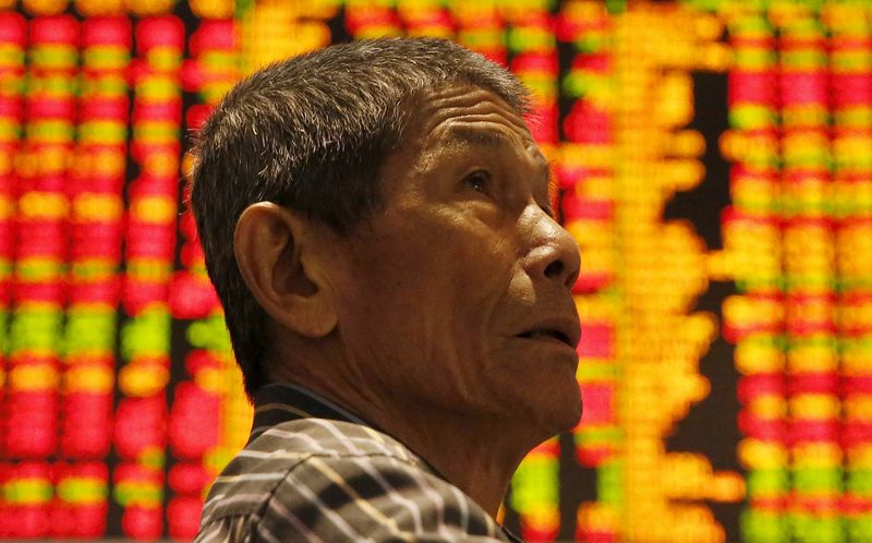 © Reuters. An investor monitors share market prices in Kuala Lumpur, Malaysia