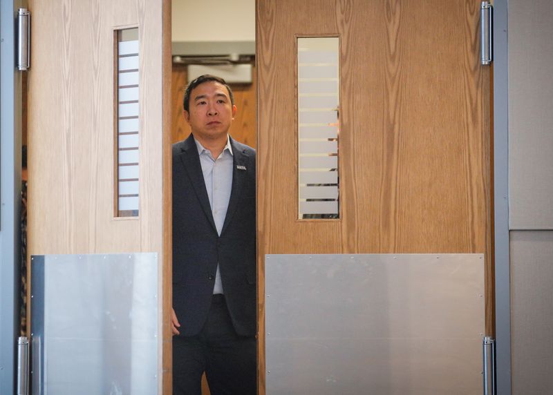 © Reuters. FILE PHOTO: Democratic 2020 U.S. presidential candidate and entrepreneur Andrew Yang waits to be introduced during a campaign event in Plymouth, New Hampshire