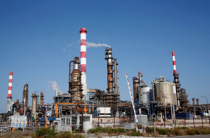 © Reuters. FILE PHOTO:  General view of the Fos-Lavera oil hub near Marseille