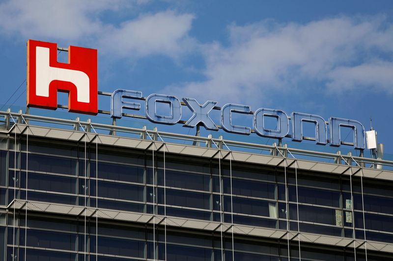 © Reuters. FILE PHOTO: The logo of Foxconn, the trading name of Hon Hai Precision Industry, is seen on top of the company's building in Taipei