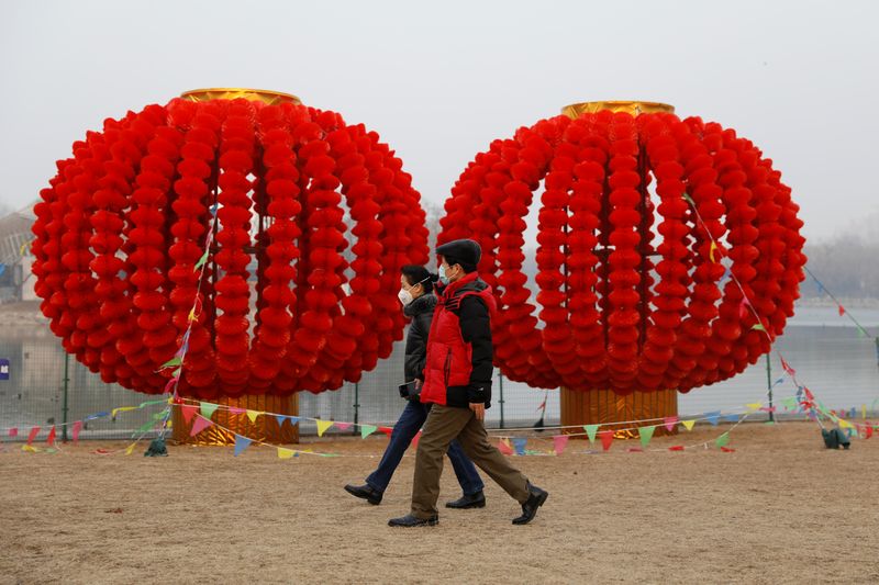 © Reuters. People wearing face masks walk at Longtan Park, as the country is hit by an outbreak of the new coronavirus, in Beijing