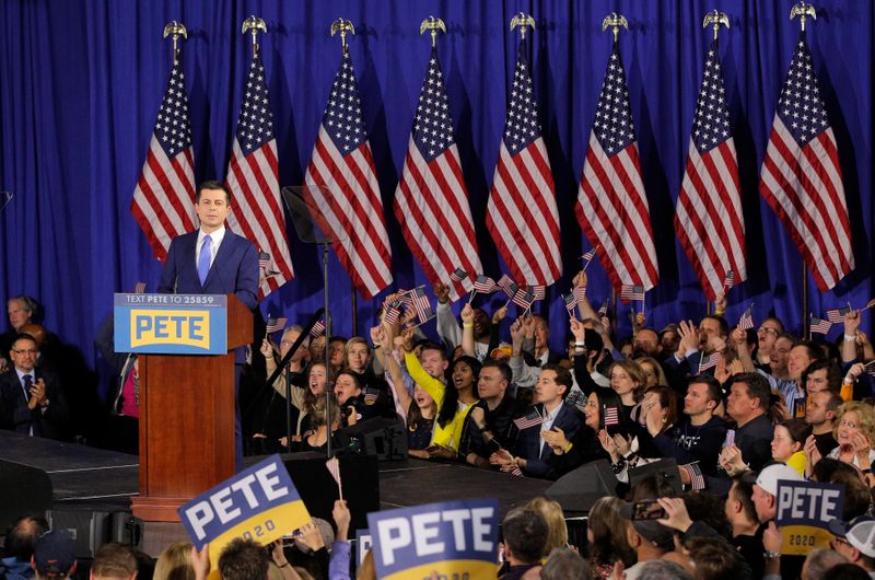 © Reuters. Democratic U.S. presidential candidate and former South Bend Mayor Pete Buttigieg speaks at his New Hampshire primary night rally in Nashua, N.H., U.S.