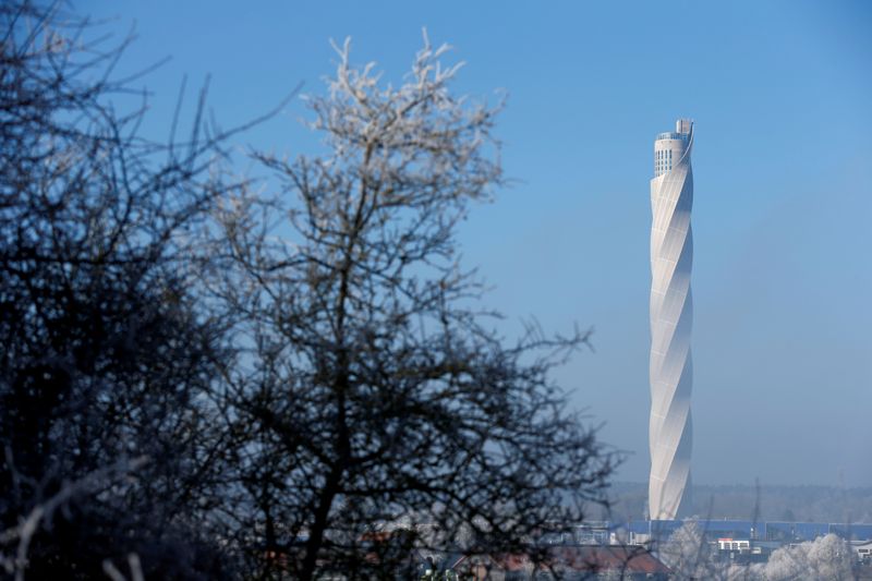© Reuters. FILE PHOTO: Thyssenkrupp's elevator test tower is pictured in Rottweil