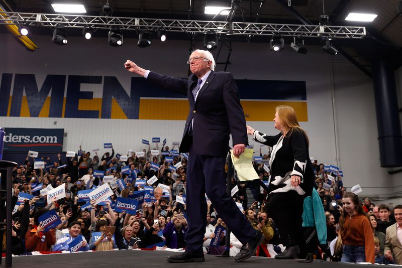 © Reuters. Democratic U.S. presidential candidate Senator Bernie Sanders arrives at his New Hampshire primary night rally in Manchester, N.H., U.S.