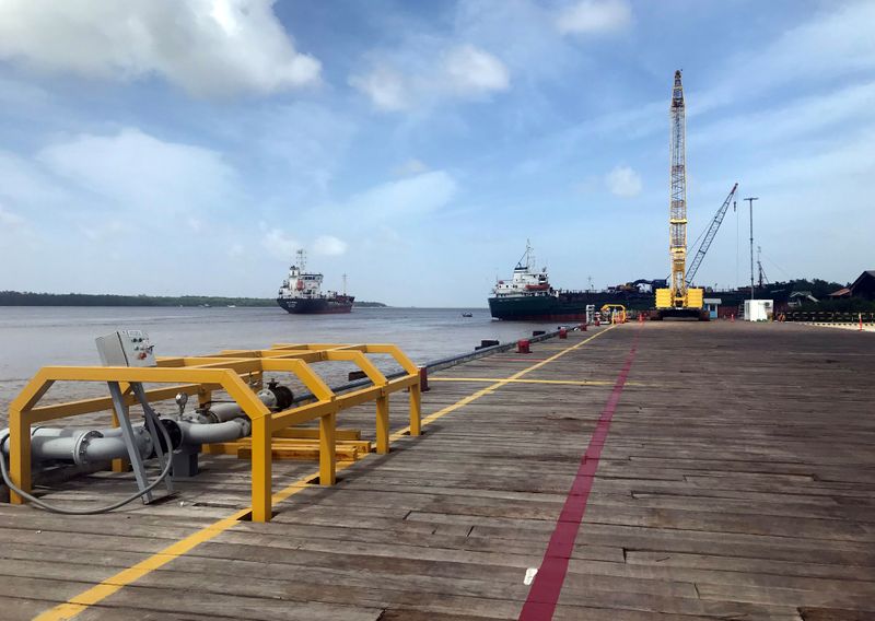 © Reuters. FILE PHOTO: Vessels carrying supplies for an offshore oil platform operated by Exxon Mobil are seen at the Guyana Shore Base Inc wharf on the Demerara River south of Georgetown