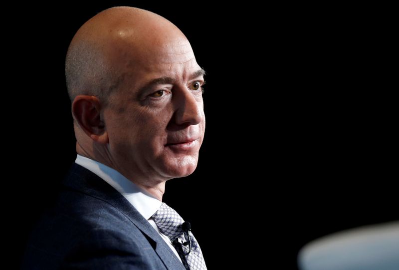 © Reuters. FILE PHOTO: Jeff Bezos, founder of Blue Origin and CEO of Amazon, speaks about the future plans of Blue Origin in Washington