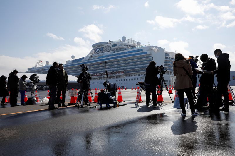 Japón permite a algunos ancianos abandonar el crucero inmovilizado por el coronavirus
