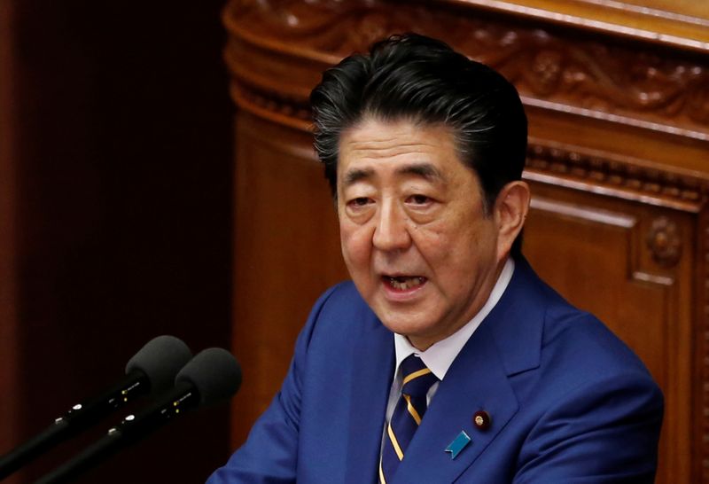 © Reuters. Japanese Prime Minister Shinzo Abe gives a policy speech at the start of the regular session of parliament in Tokyo