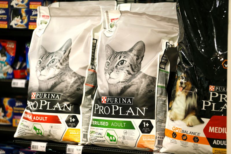© Reuters. Bags of Purina Pro Plan cats food by Nestle are pictured in the supermarket of Nestle headquarters in Vevey