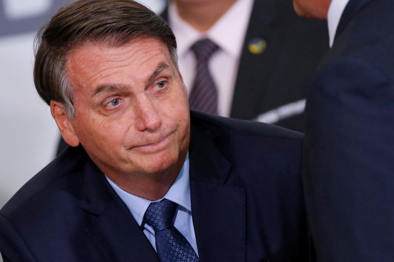 Bolsonaro diz que dólar está um &quot;pouquinho alto&quot;