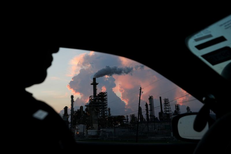 © Reuters. FILE PHOTO: The Wider Image: These Houston residents dream of moving to where the air is clear