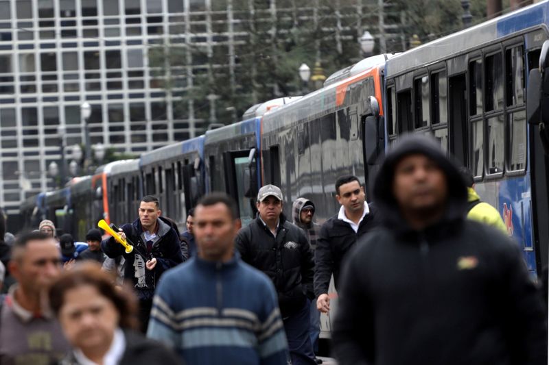 © Reuters. Ônibus enfileirados no Viaduto do Chá, em São Paulo