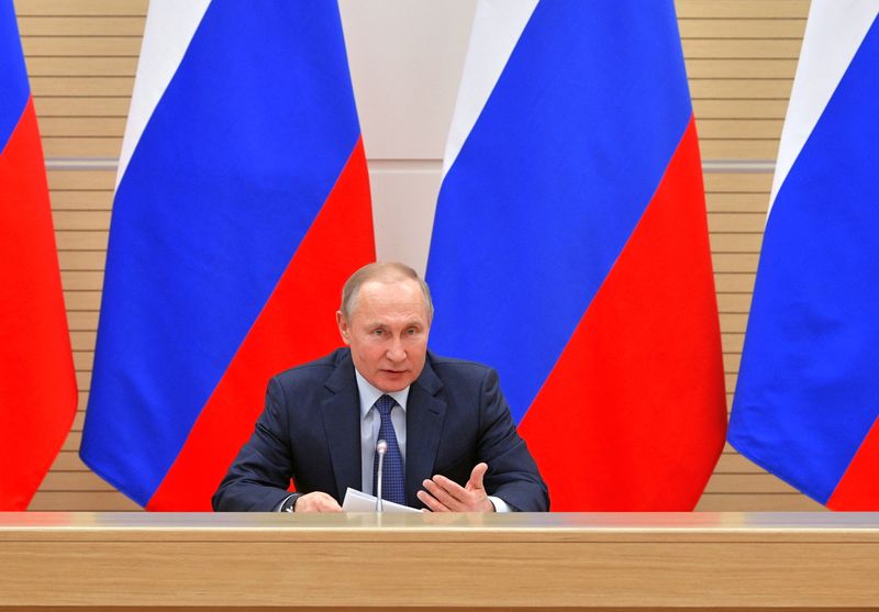 © Reuters. Russian President Vladimir Putin chairs a meeting on proposals for amendments to the Russian Constitution at the Novo-Ogaryovo state residence