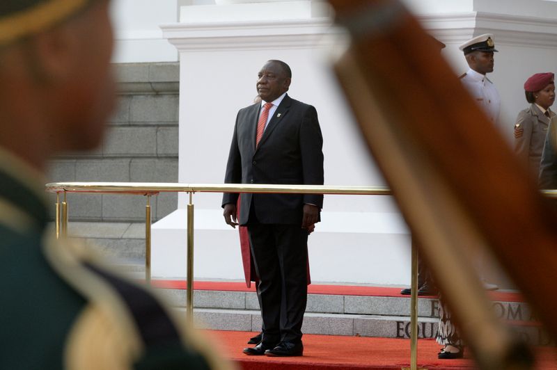 © Reuters. El presidente sudafricano, Cyril Ramaphosa, representa el himno nacional cuando llega para pronunciar su discurso sobre el estado de la nación en el parlamento de Ciudad del Cabo.