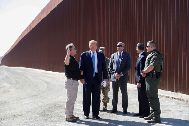 © Reuters. FILE PHOTO: U.S. President Donald Trump visits a section of the U.S.-Mexico border wall in Otay Mesa