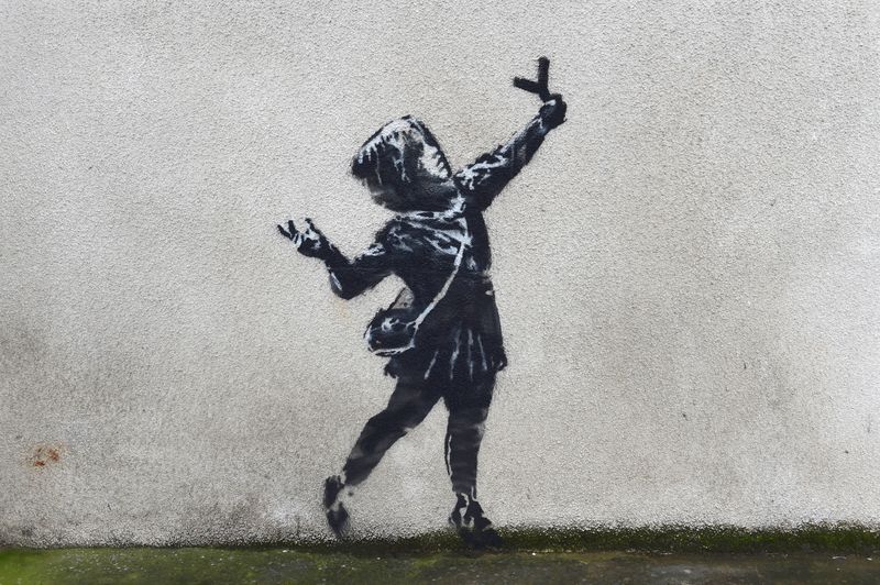 © Reuters. A suspected new mural by artist Banksy is pictured in Marsh Lane in Bristol