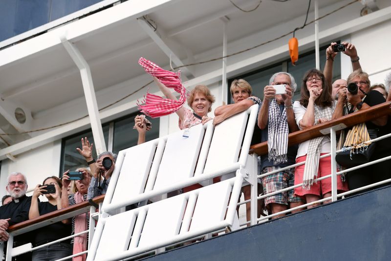© Reuters. Passengers onboard MS Westerdam, a cruise ship that spent two weeks at sea after being turned away by five countries over fears that someone aboard might have the coronavirus, are seen in Sihanoukville