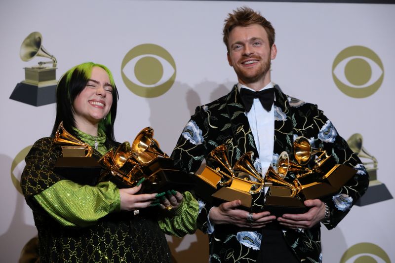 © Reuters. FILE PHOTO: 62nd Grammy Awards – Photo Room – Los Angeles, California, U.S., January 26, 2020 - Billie Eilish and Finneas O'Connell pose backstage with her awards