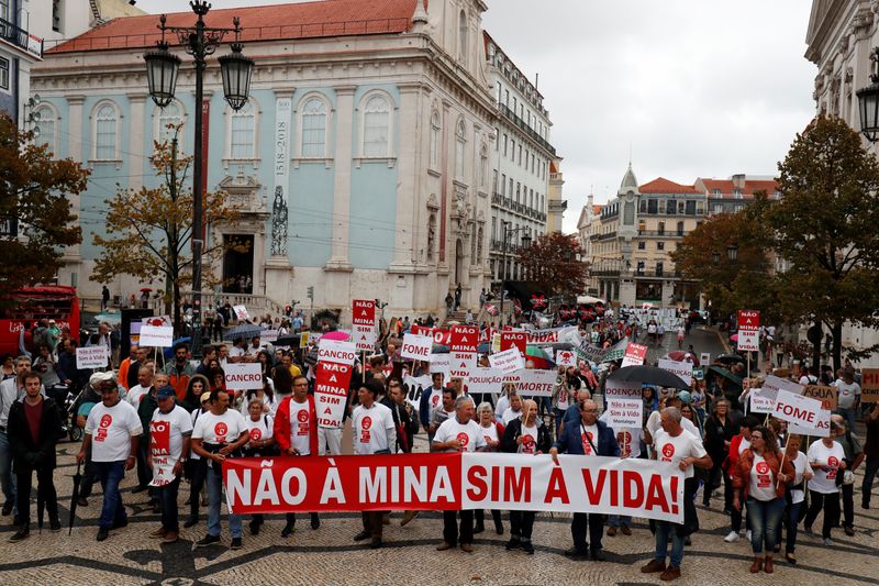 © Reuters. Demonstrators protest against lithium mines in downtown Lisbon
