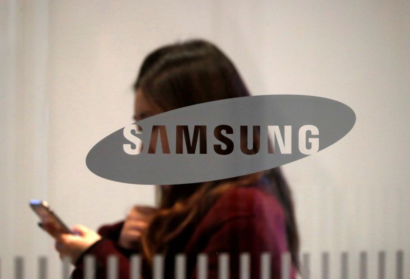 © Reuters. FILE PHOTO: The logo of Samsung Electronics is seen at its office building in Seoul