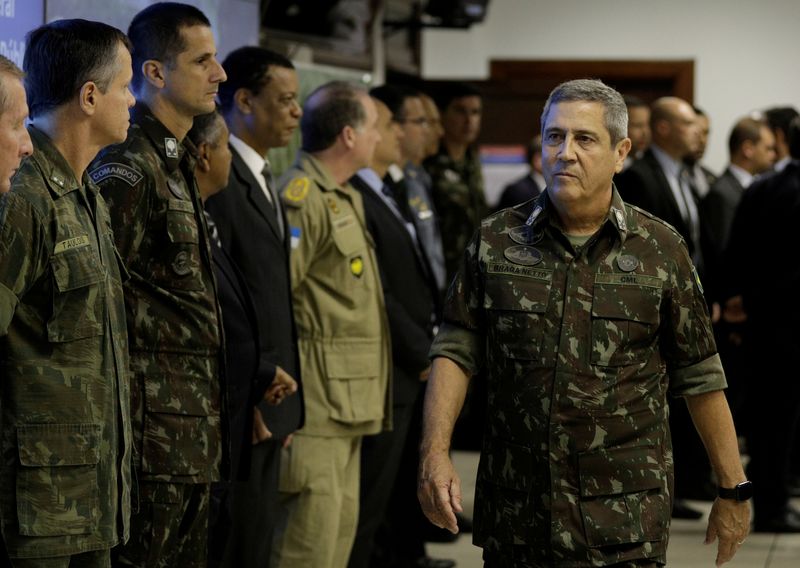 Bolsonaro militariza su círculo de asesores más cercanos en Brasil