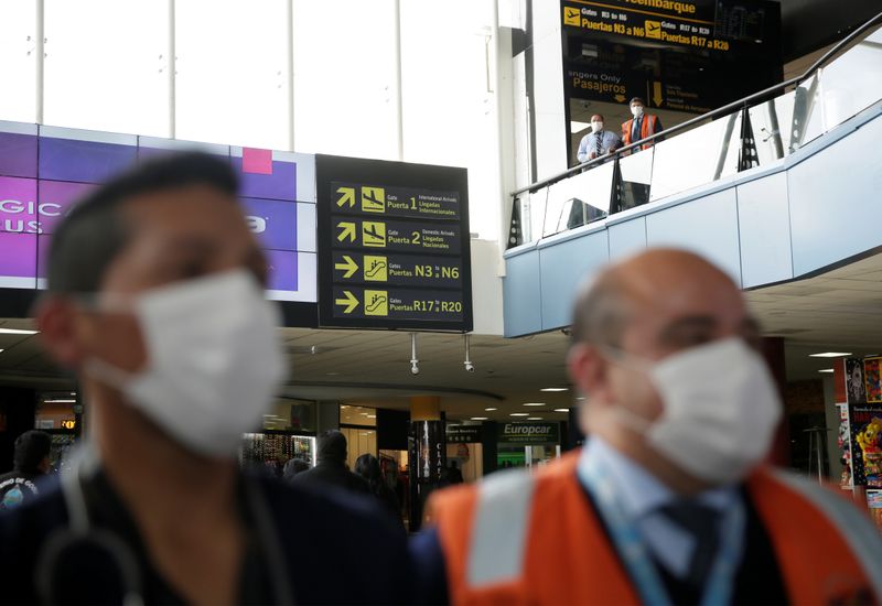 © Reuters. FILE PHOTO:  El Alto Airport workers wearing protective masks are seen following the outbreak of the new coronavirus in China, in El Alto