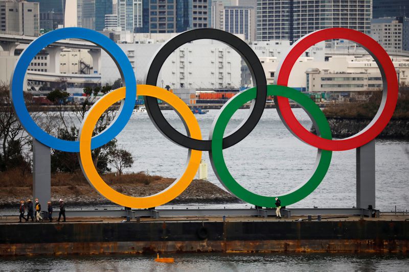 © Reuters. Giant Olympic Rings are installed at the waterfront area at Odaiba Marine Park in Tokyo, ahead of the Tokyo 2020 Summer Olympic Games